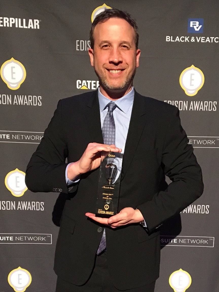 Oticon President Gary Rosenblum accepts Edison Gold Award