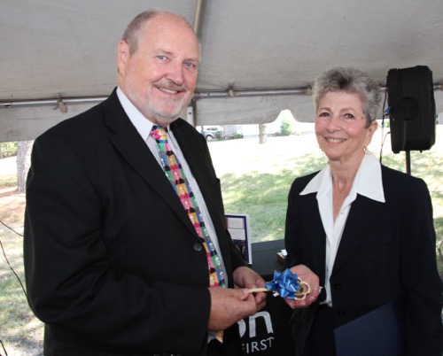 Retiring Oticon President Peer Lauritsen received a “key to the township”