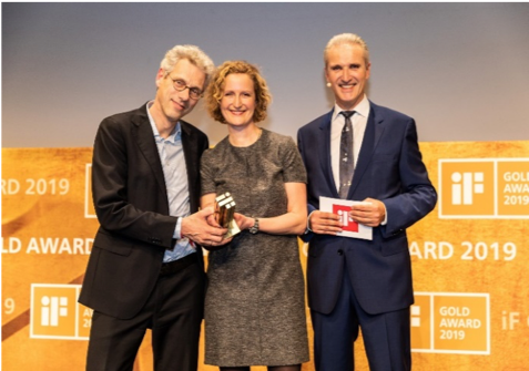 Maarten Barmentlo and Christina Hakvoort, receiving the iF Gold Award 2019 for Styletto from Ralph Wiegmann